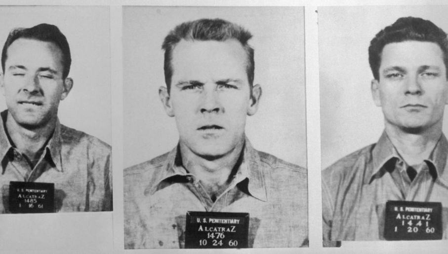 Przypuszczalnie Clarence Anglin, John Anglin i Frank Morris uciekli z Alcatraz (fot. Gett/Bettmann / Contributor)