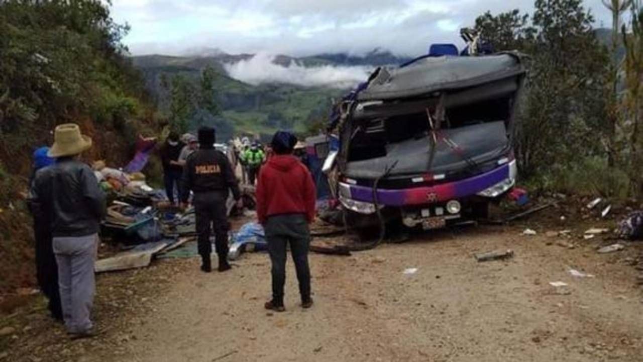 Autobus wpadł w poślizg i dachował informują lokalne media (tot. National Police of Peru) Autobus wpadł w poślizg i dachował informują lokalne media (tot. National Police of Peru)