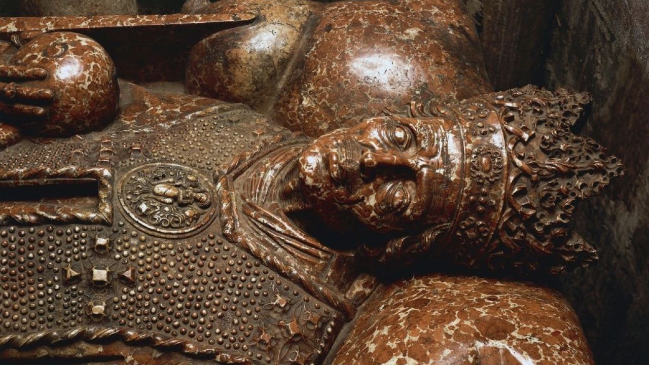 Trwają prace przy grobach królów znajdujących się wewnątrz katedry.(fot. De Agostini Editorial/Getty) Trwają prace przy grobach królów znajdujących się wewnątrz katedry.(fot. De Agostini Editorial/Getty)