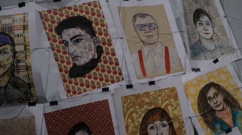 Партрэты палітвязняў аўтарства Ксеніі Анёлавай. Здымак носіць ілюстрацыйны характар. Фота: Белсат
