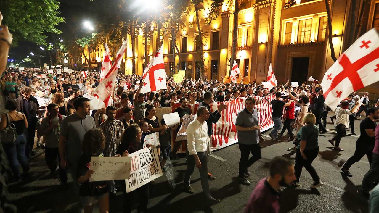 Większość Gruzinów opowiada się za współpracą z Zachodem (fot. PAP/EPA/ZURAB KURTSIKIDZE) Większość Gruzinów opowiada się za współpracą z Zachodem (fot. PAP/EPA/ZURAB KURTSIKIDZE)
