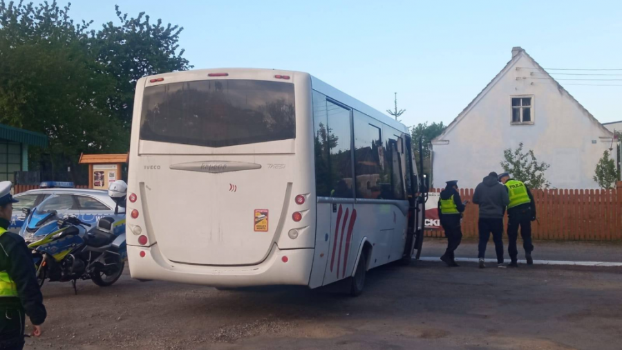 Pijany kierowca szkolnego autobusu. Akcja “Alkohol i narkotyki” w Świdwinie (źródło: KPP w Świdwinie)