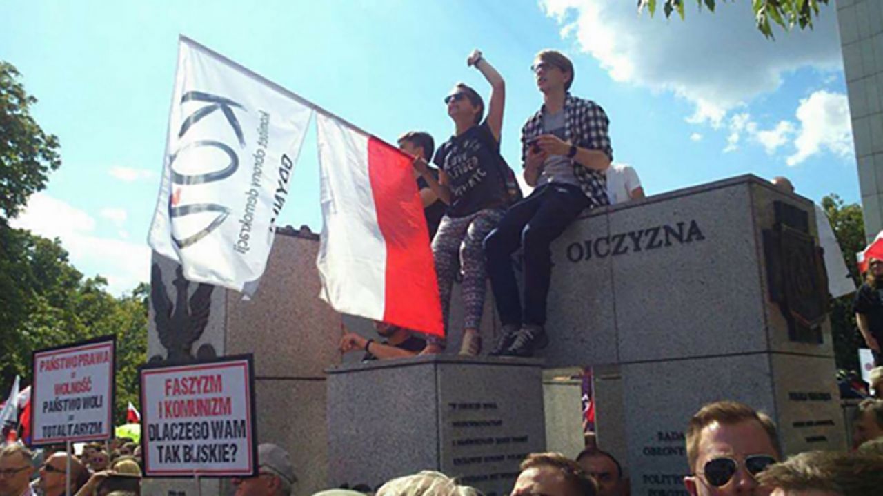 W internecie opublikowane zostały zdjęcia, na których widać, jak sympatycy KOD-u weszli na pomnik (fot. tt/@BergNieWracaj) W internecie opublikowane zostały zdjęcia, na których widać, jak sympatycy KOD-u weszli na pomnik (fot. tt/@BergNieWracaj)
