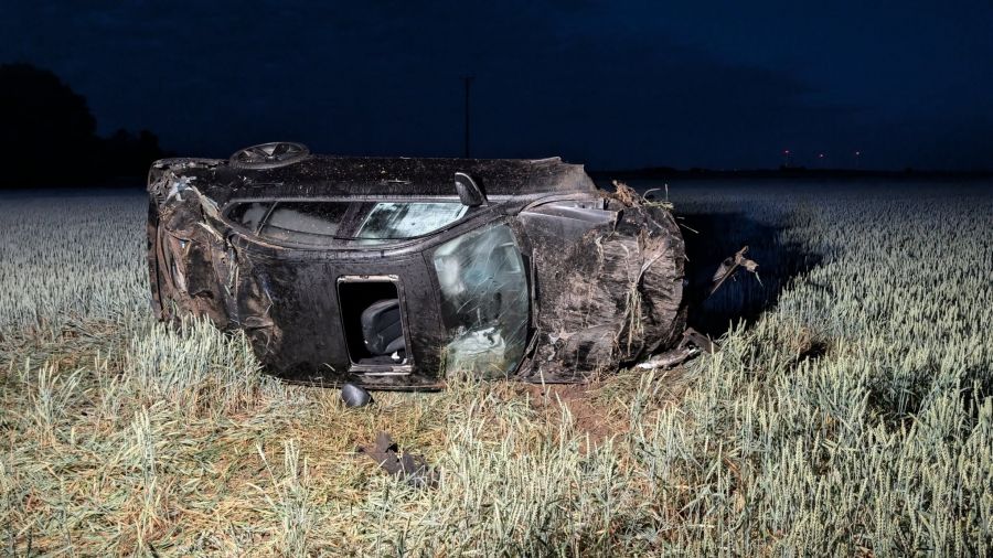 Dachowanie na DK11 w Słupi pod Kępnem. Cztery osoby ranne i blokada drogi