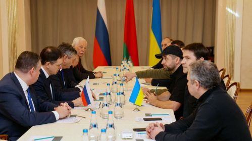 Дэлегацыі з Украіны і Расеі на перамовах у Гомельскай вобласці Беларусі года пасля расейскага ўварвання ва Украіну. 28 лютага 2022 года. Фота: Sergei Kholodilin / BelTA / AFP / Eats News