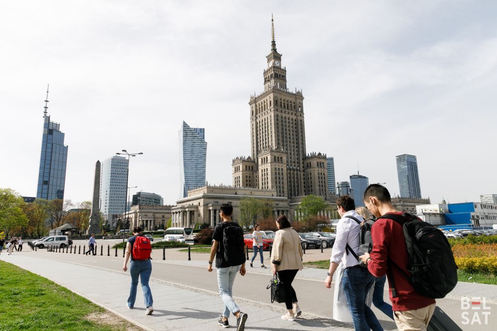 Людзі ідуць на фоне Палаца культуры і навукі і іншых хмарачосаў польскай сталіцы. Варшава, Польшча. 8 красавіка 2024 года. (Фота: Таццяна Верамеева / Белсат)