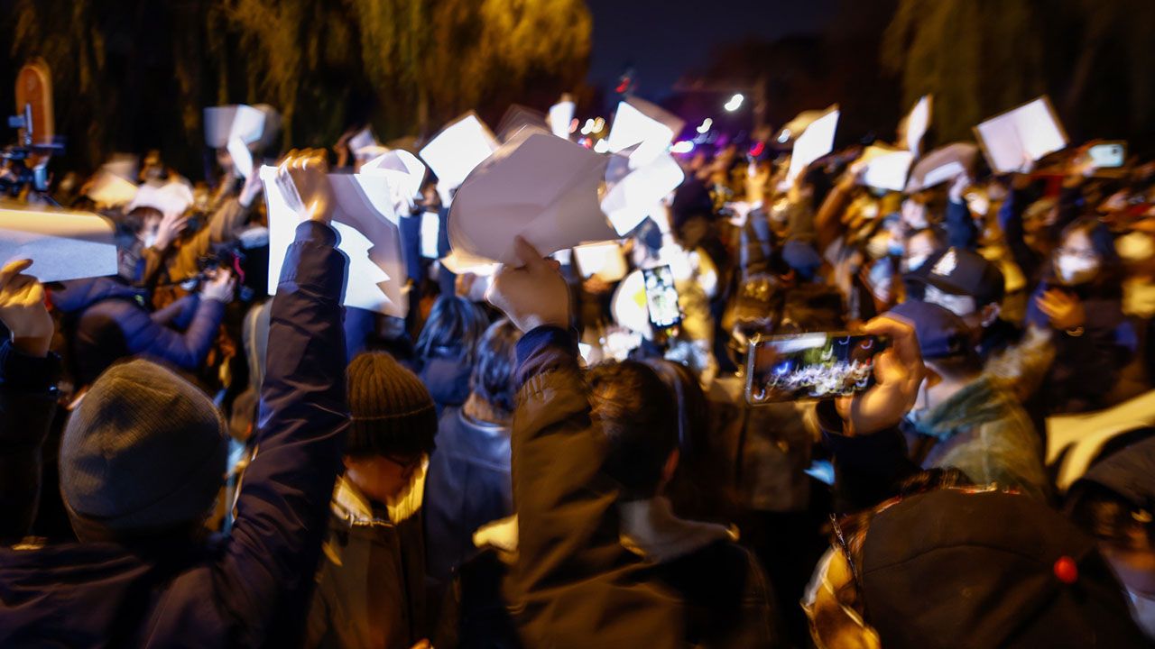 Masowe protesty w Chinach przeciwko polityce zero covid (fot. PAP/EPA/MARK R. CRISTINO)
