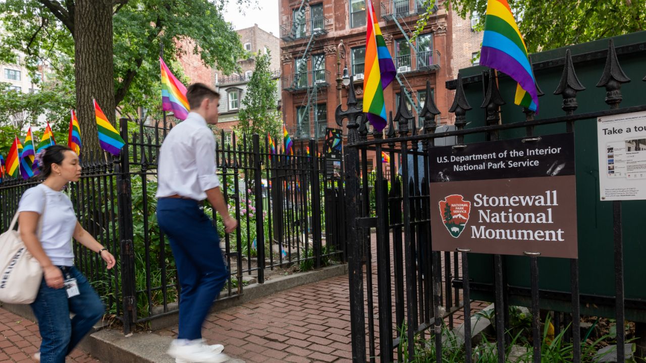 Administracja Trumpa niszczy symbol praw osób LGBT. „Akt wymazania”