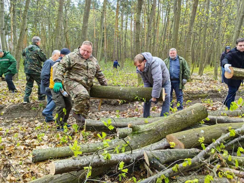 Суботнік работнікаў Берасцейскай абласной клінічнай больніцы. 20 красавіка 2024 года. (Фота: bokb_by / Telegram)