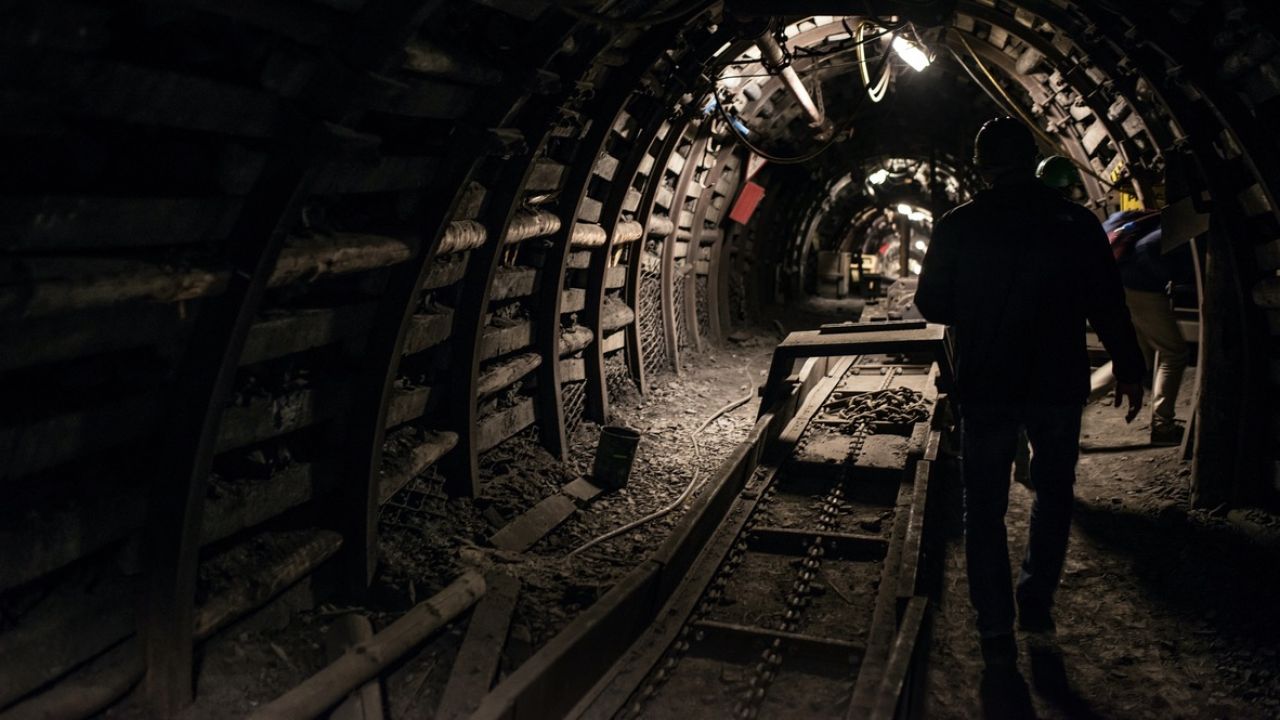 W przypadku potwierdzania przypadków pozostania górników na dole kopalni, każdorazowo zjedzie do nich dyrektor zakładu (fot. Shutterstock/Daniel Jedzura, zdjęcie ilustracyjne) W przypadku potwierdzania przypadków pozostania górników na dole kopalni, każdorazowo zjedzie do nich dyrektor zakładu (fot. Shutterstock/Daniel Jedzura, zdjęcie ilustracyjne)