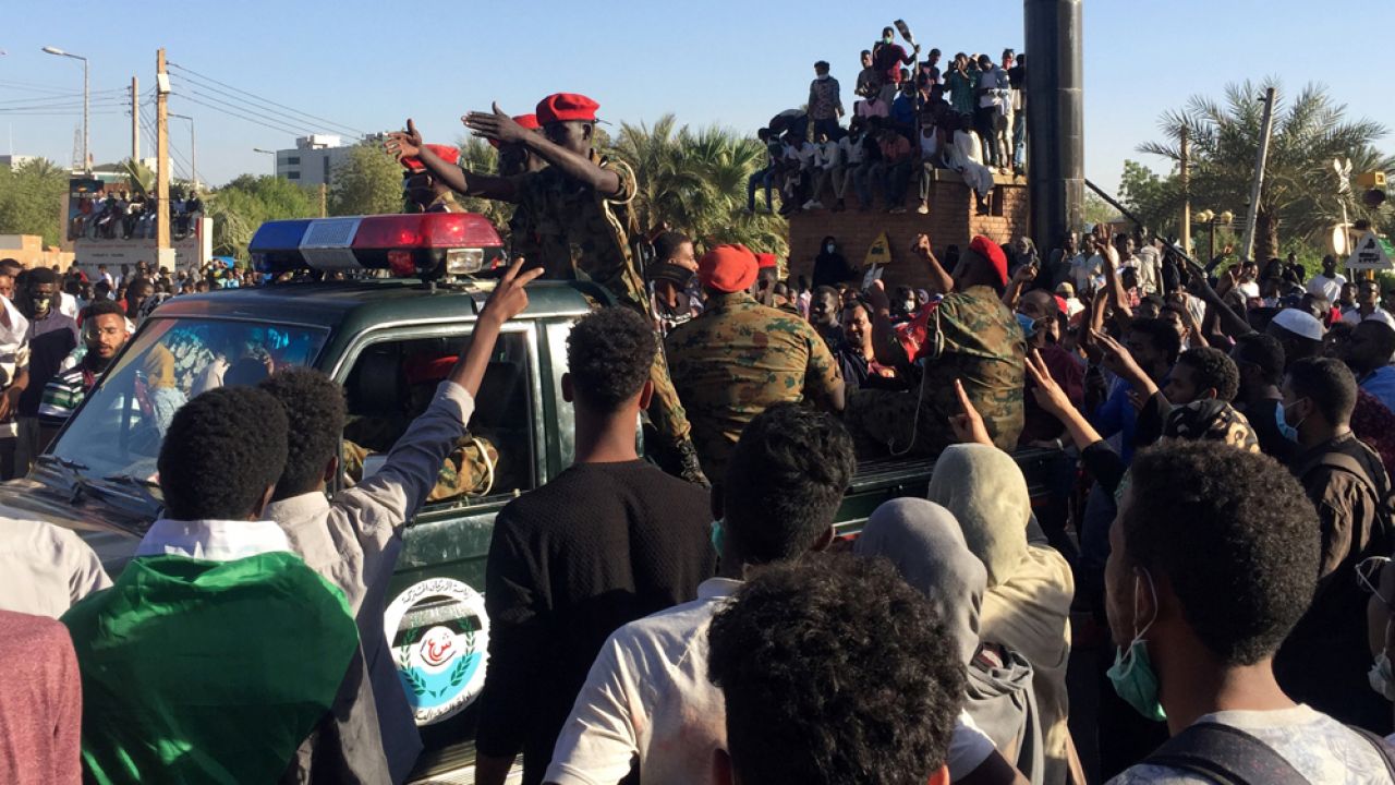 Funkcjonariusze żandarmerii wojskowej próbują przejechać przez tłum demonstrantów w stolicy Sudanu Chartumie (fot. REUTERS/Stringer)