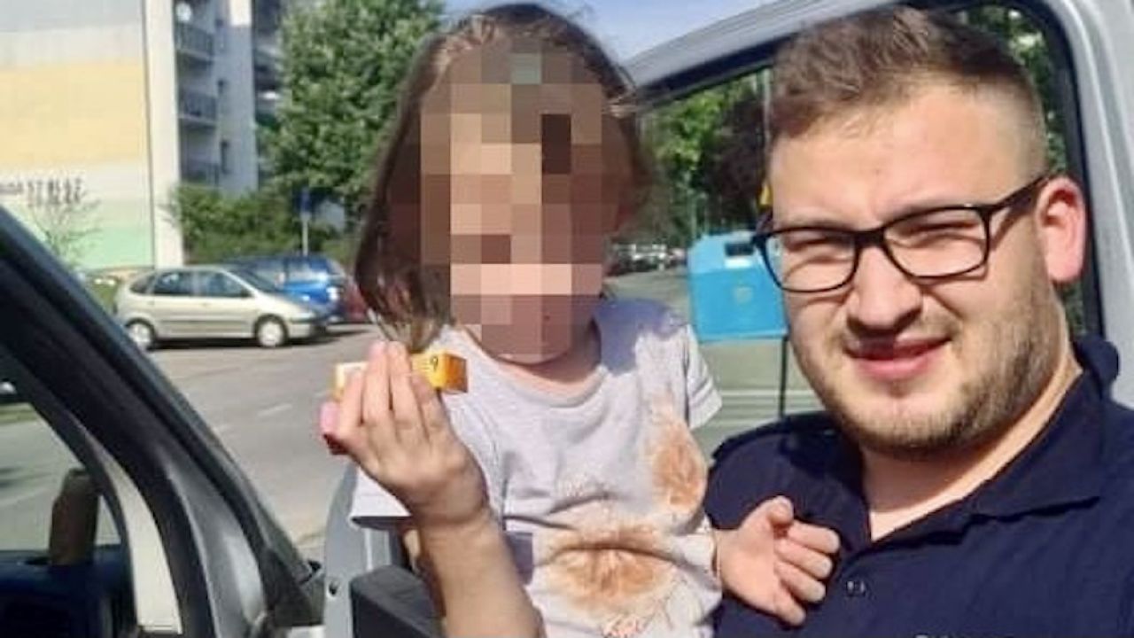 Dziewczynka wyszła, gdy jej matka spała (fot. Policja łódzka) Dziewczynka wyszła, gdy jej matka spała (fot. Policja łódzka)
