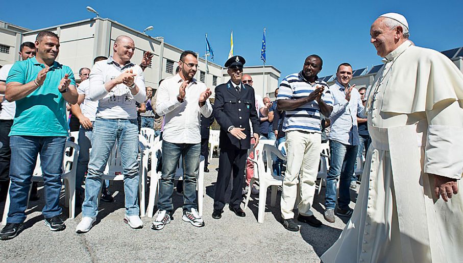 Więźniowie i preacownicy zakładu karnego (fot. PAP/EPA/OSSERVATORE ROMANO)