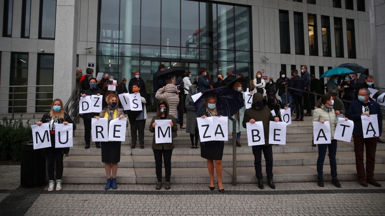 Uczestnicy demonstracji poparcia dla Beaty Morawiec przed siedzibą sądu w Krakowie (fot. PAP/Łukasz Gągulski)