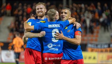 Piłkarze Odry Opole po 11 kolejkach są liderem 1. Ligi. Z prawej kapitan Mateusz Kamiński