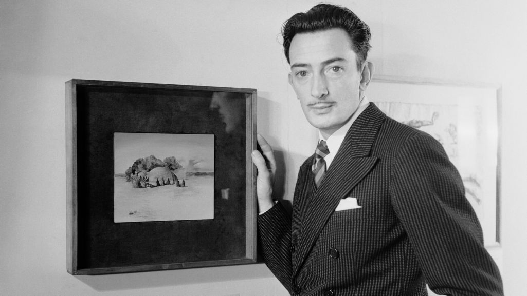 Salvador Dali z obrazem „Paranoiczna twarz” (fot. Bettmann/ GettyImages)