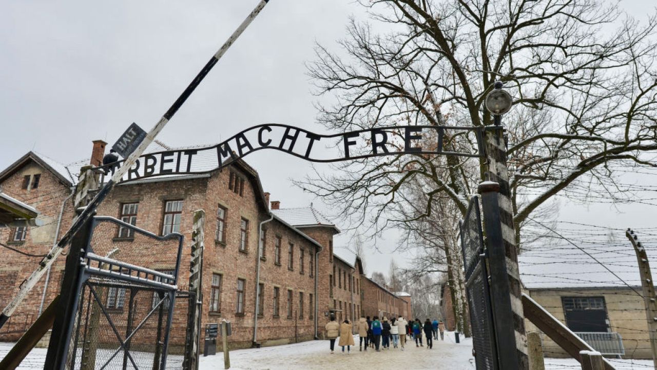 Międzynarodowy Komitet Oświęcimski to związek ocalałych z niemieckiego nazistowskiego obozu zagłady Auschwitz (fot. Artur Widak/NurPhoto/Getty Images) Międzynarodowy Komitet Oświęcimski to związek ocalałych z niemieckiego nazistowskiego obozu zagłady Auschwitz (fot. Artur Widak/NurPhoto/Getty Images)