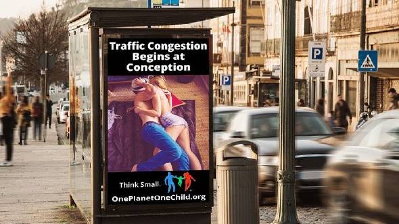 Billboardy i reklamy na przystankach sugerują, by ograniczać się do posiadania tylko jednego dziecka lub do rezygnacji z dzieci w ogóle (fot. Twitter/OverpopulationWPB)
