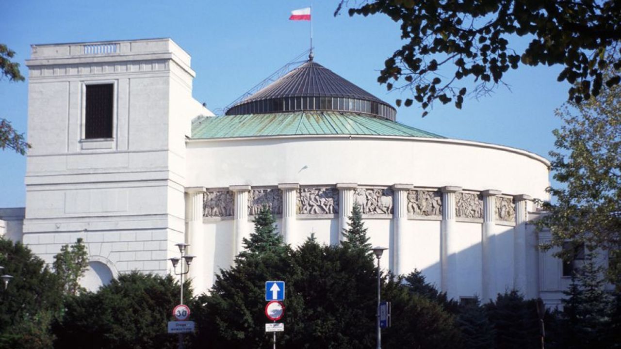 Z sondażu wynika, że do Sejmu dostaną się cztery ugrupowania (fot. Shutterstock/Maciej Rawluk) Z sondażu wynika, że do Sejmu dostaną się cztery ugrupowania (fot. Shutterstock/Maciej Rawluk)