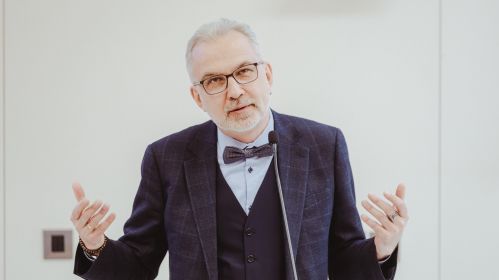Писатель Альгерд Бахаревич выступает во время конференции «Польско-беларусские языковые, литературные, культурные и исторические связи» в Варшавском университете. Варшава, Польша. 7 апреля 2025 года. Фото: Белсат