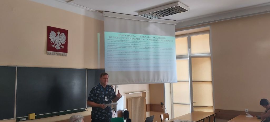 Міраслаў Янковяк расказвае пра захаванне пераемнасці ў вывучэнні беларускіх гаворак па-за межамі Беларусі як стратэгію падтрымкі і інавацыі сучаснай мовы. Беласток, 28 чэрвеня 2024 г. (Фота: Белсат)