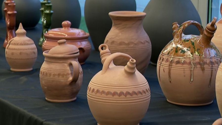 Ceramika użytkowa oraz rzeźby wykonane z gliny na wystawie w Łańcucie