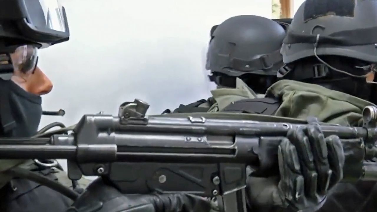 Policjanci przyznają się do pomyłki i zapewniają, że pokryją koszty remontu (fot. You Tube/Polska Policjal) Policjanci przyznają się do pomyłki i zapewniają, że pokryją koszty remontu (fot. You Tube/Polska Policjal)