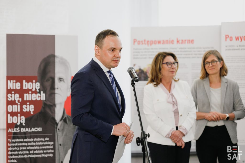 Алесь Зарэмбюк, кіраўнік Беларускага дому ў Варшаве, прамаўляе на адкрыцці выставы «Я не баюся, хай яны баяцца», прысвечанай жыццю і дзейнасці Алеся Бяляцкага, якая адкрылася ў Польскім Сенаце. Варшава, Польшча. 8 траўня 2024 года. (Фота: Таццяна Верамеева / Белсат)