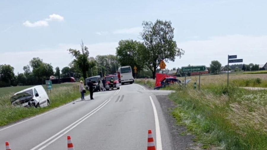 Lutogniew: wypadek autobusu z dziećmi, 28 dzieci w autobusie, nie żyje 83-latek (fot. czytelnik Służby Alarmowe 112)