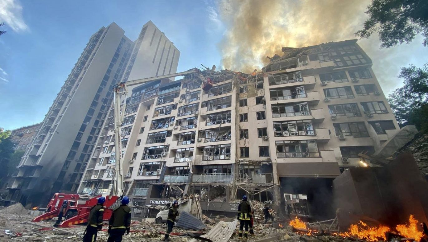Ostrzelany został m.in. budynek mieszkalny (fot. FB/ДСНС)