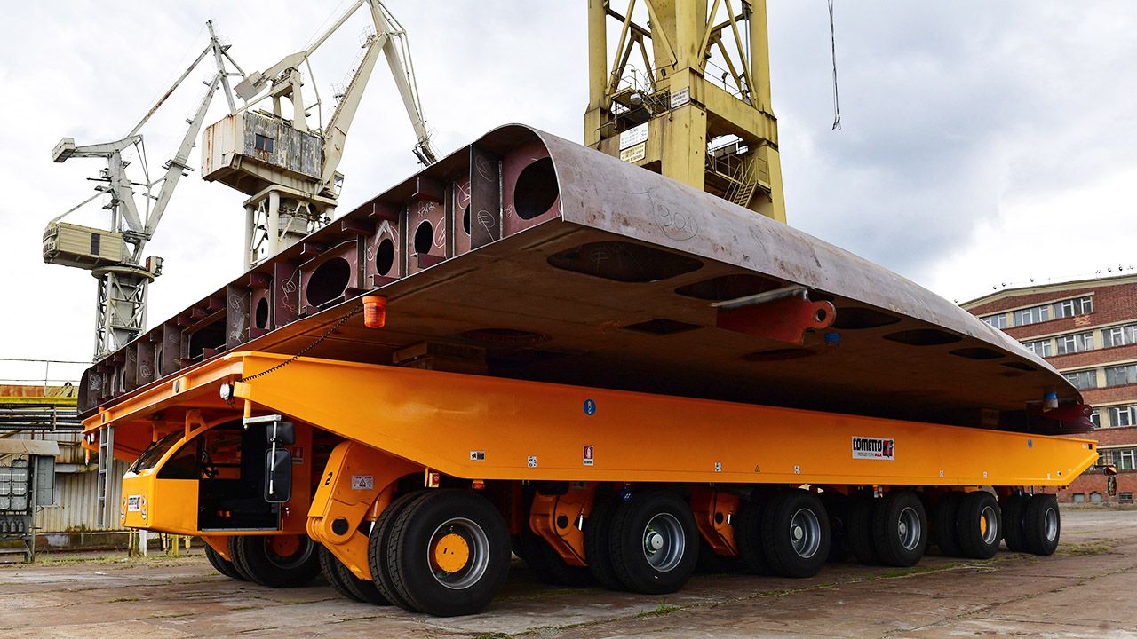 Platforma samojezdna do transportu elementów statków i konstrukcji wielkogabarytowych (fot. PAP/Marcin Bielecki)