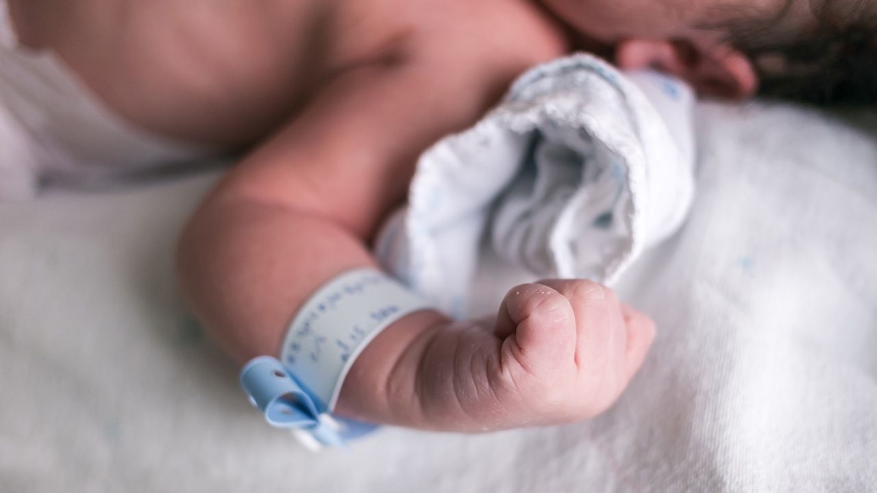 Dziecko zostało odizolowane od mamy (fot. Shutterstock/Jeerapong Tosa-ngad) Dziecko zostało odizolowane od mamy (fot. Shutterstock/Jeerapong Tosa-ngad)