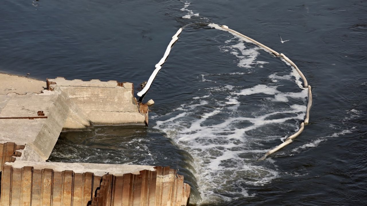 – Szczęście w nieszczęściu Wisłą, królową polskich rzek, przepływa bardzo dużo wody – mówi Nawrocki (fot. PAP/Tomasz Gzell)