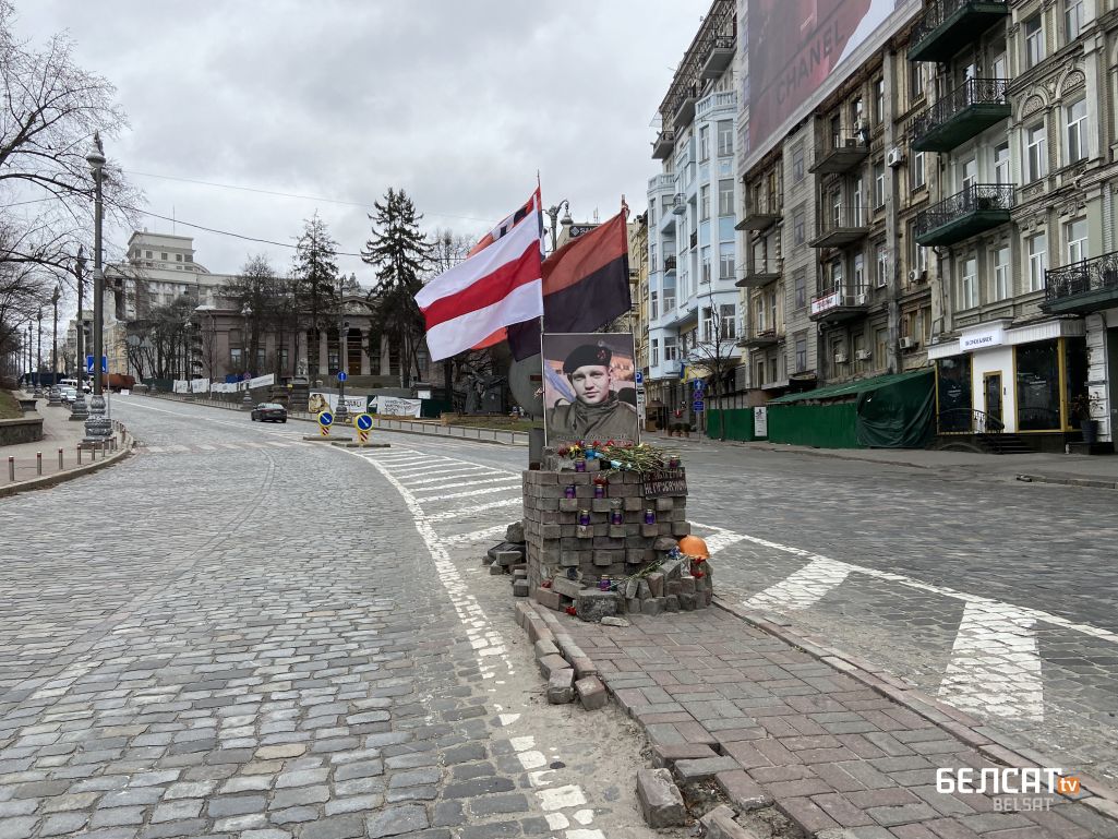 Мемарыял Герою Украіны, беларусу Міхаілу Жызнеўскаму, які быў забіты стрэлам у сэрца 22 студзеня 2014 года падчас Еўрамайдану. У яго не было зброі. Кіеў, Украіна. Сакавік 2022 года. (Фота: Белсат)