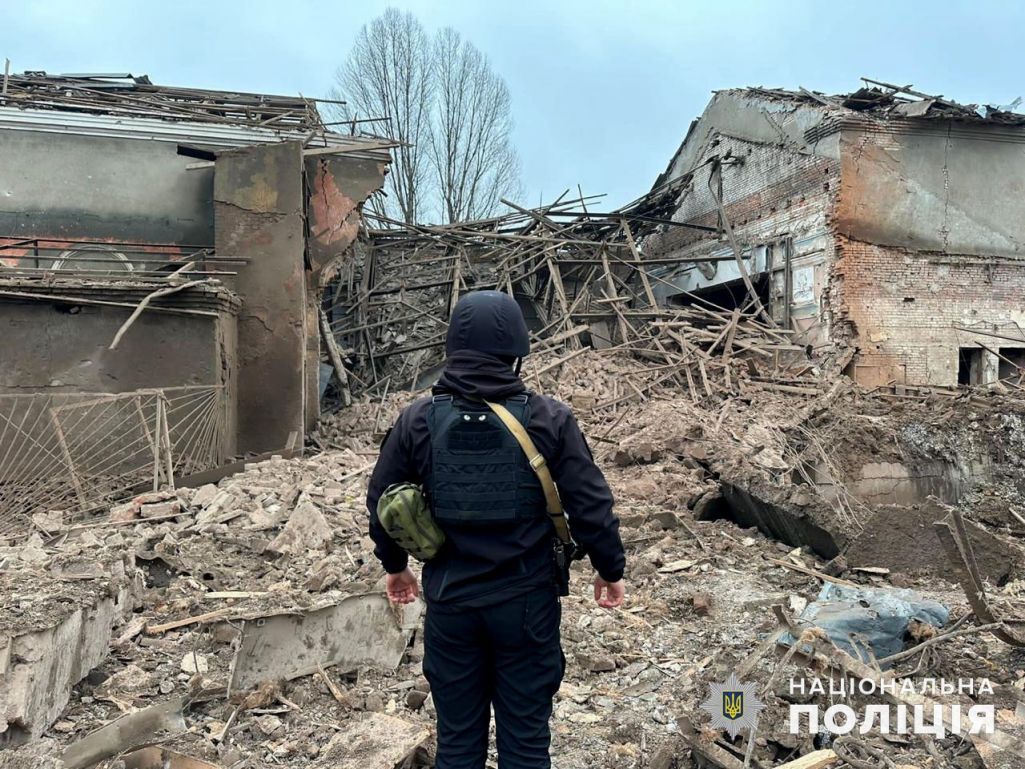 Наступствы абстрэлу жылога дому на Данеччыне (Фота: Національна поліція України / Telegram)