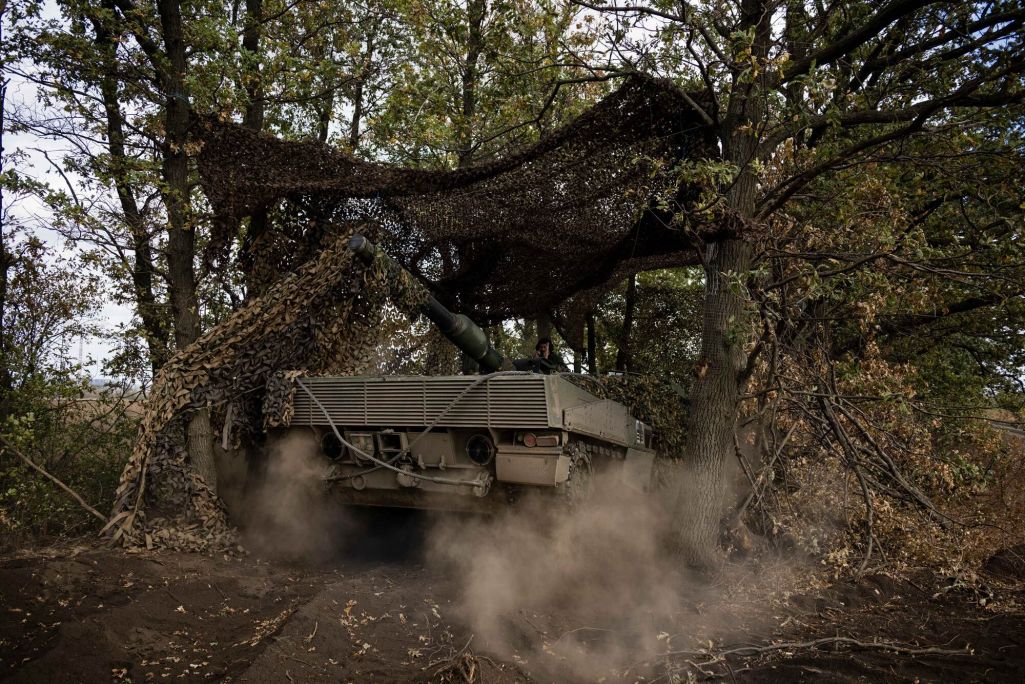 Украінскі салдат кіруе Leopard 2A4 у невядомым месцы каля Пакроўска ў Данецкай вобласці, Украіна. 8 кастрычніка 2024 года. Фота: Maciek Musialek / Anadolu Agency / Getty Images