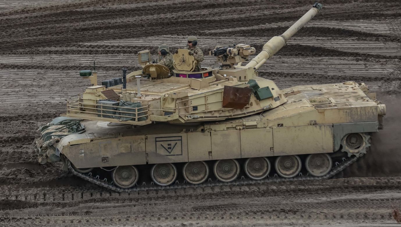 Supernowoczesne amerykańskie czołgi Abrams mają być przekazane ukraińskiej armii. Na zdjęciu w czasie demonstracji modelu M1A2 na polskim poligonie w Nowej Dębie w kwietniu 2023.  Fot. U.S. Army / Zuma Press / Forum