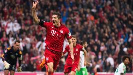 Celebracja Roberta Lewandowskiego po piątym golu dla Bayernu Monachium (fot. Getty). Celebracja Roberta Lewandowskiego po piątym golu dla Bayernu Monachium (fot. Getty).
