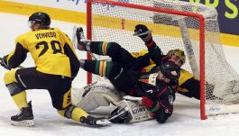 GKS Tychy (czarne stroje) stara się wygrać kolejny Puchar Polski za wszelką cenę (Fot. PAP)