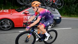 Stanisław Aniołkowski w czasie 80. edycji Tour de Pologne (fot. Getty Images) Na zdjęciu Stanisław Aniołkowski w pełnym skupieniu pokonuje kolejne kilometry. Ubrany w barwy zespołu, jedzie na rowerze marki Felt, tuż za czołówką wyścigu. W tle widoczny samochód techniczny INEOS Grenadiers z rowerami na dachu, co podkreśla profesjonalną atmosferę rywalizacji. Polak finiszował tuż za podium, pokazując świetną formę i determinację w końcówce etapu (fot. Getty Images)