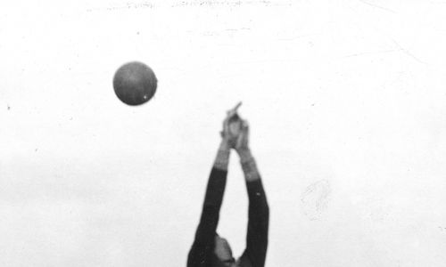 20 czerwca 1931, od prawej: Józef Nawrot (Legia), Jerzy Bułanow, bramkarz Stefan Kisieliński, Mieczysław Ałaszewski (wszyscy trzej Polonia). Fot. NAC/IKC