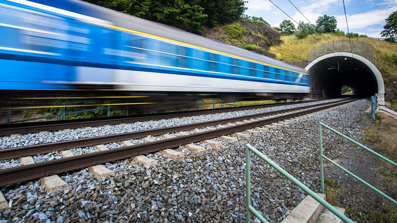 Komponent kolejowy CPK poprawi jakość podróży w relacjach lokalnych, międzyregionalnych i międzynarodowych (fot. Shutterstock/ l i g h t p o e t)