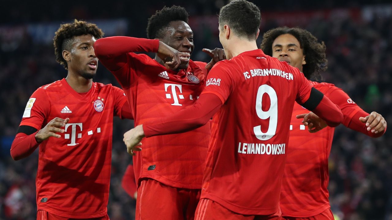 Joshua Zirkzee (z prawej) nie zamierza wrócić do Byernu, gdy będzie grał tam Robert Lewandowski (fot. Getty Images)