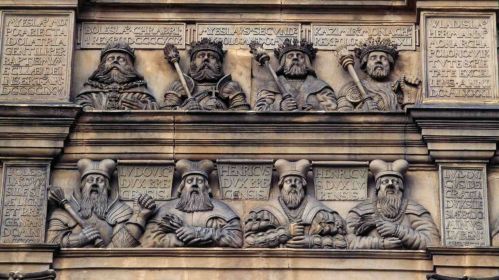 Fasada budynku, na której znajdują się mosiężne płaskorzeźby przedstawiające popiersia ośmiu władców Polski.