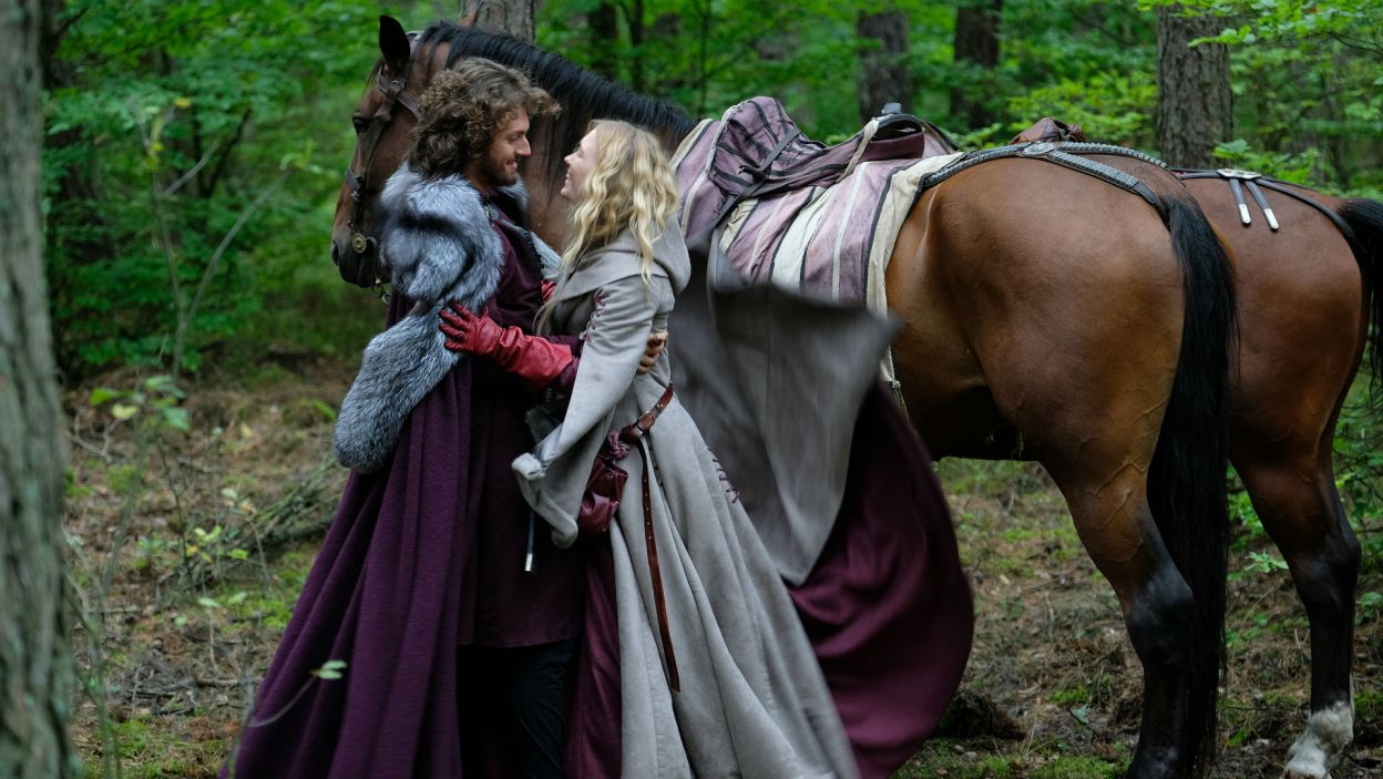 Kazimierz zauważa, że żonę coś dręczy i zabiera ją na konną przejażdżkę po lesie (fot. TVP)