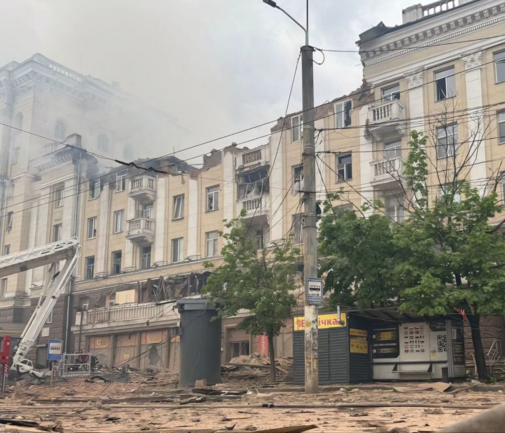 Вынікі ракетнай атакі на Дняпро. (Фота: dnipropetrovskaODA / Telegram)