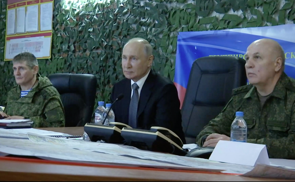 Уладзімір Пуцін на нарадзе з вайсковым камандаваннем, як сцвярджаецца, на акупаваных тэрыторыях Луганскай вобласці Украіны. 18 красавіка 2023 года. (Фота: kremlin.ru)