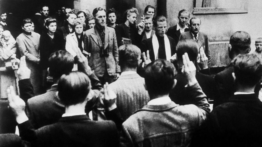 Ksiądz odbiera przysięgę wojskową od powstańców warszawskich, sierpień 1944 rok. Fot. Reprodukcja: FoKa / Forum