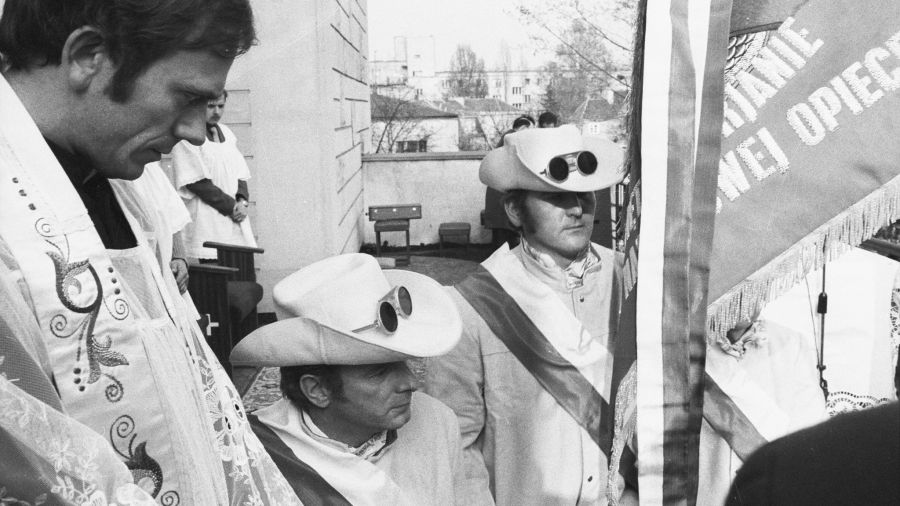 Ks. Jerzy Popiełuszko w kwietniu 1981 podczas ceremonii poświecenia sztandaru Niezależnego Samorządnego Związku Zawodowego "Solidarność" pracowników Huty Warszawa. Fot. PAP/CAF/Zbigniew Matuszewski