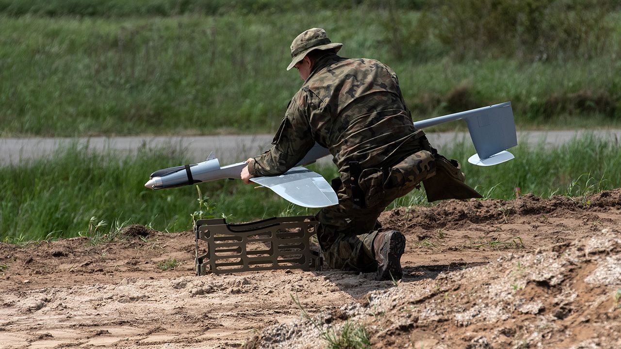 Rewolucję dronową &ndash; zapowiedział wiceminister obrony narodowej. Cezary Tomczyk podpisał umowy z instytutami wojskowymi, między innymi dotyczące doskonalenia taktyki. Jak przyznał wiceszef...